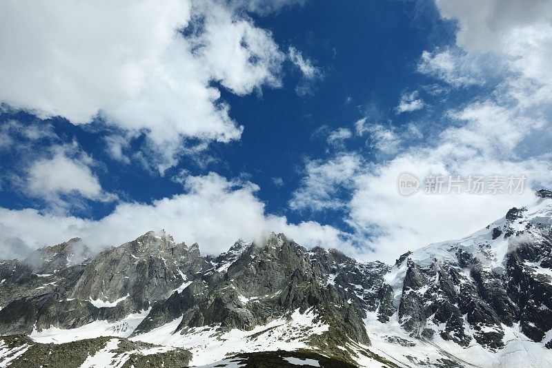 Aiguille du Midi群山环绕